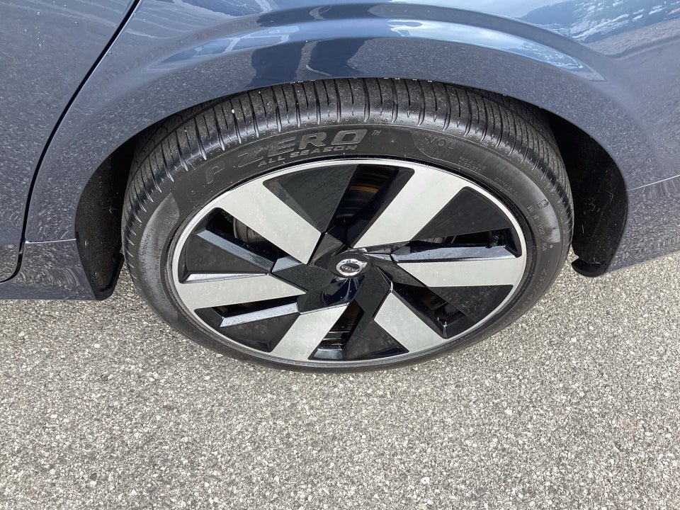 2024 Volvo S60 Recharge Plug-In Hybrid T8 Ultimate Dark Theme