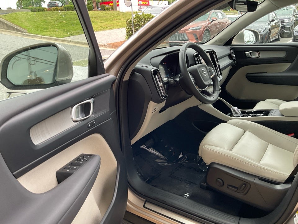 2024 Volvo XC40 B5 Plus Bright Theme