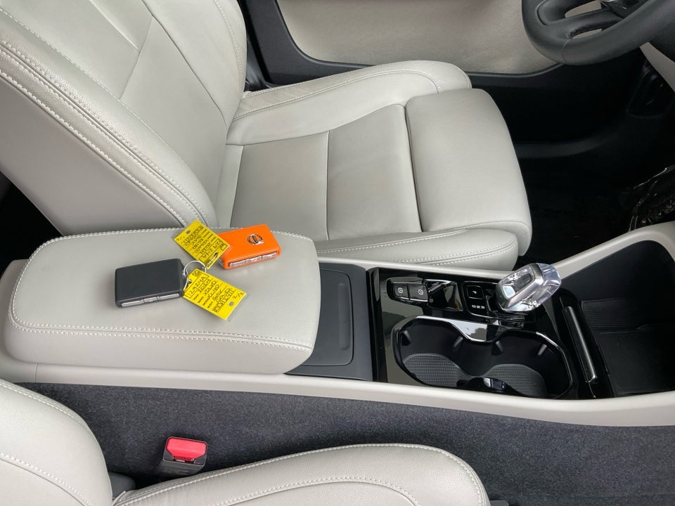 2024 Volvo XC40 B5 Plus Bright Theme