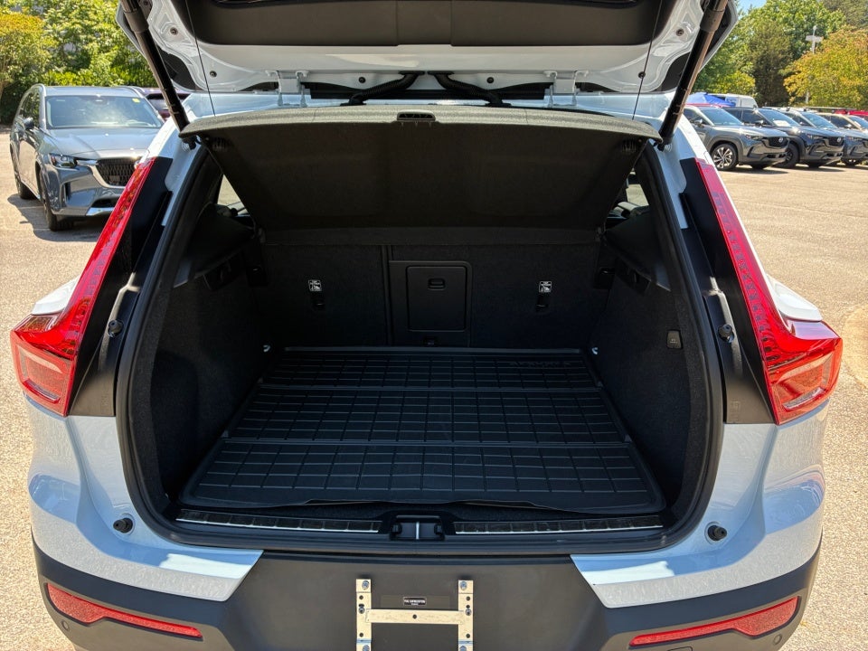 2025 Volvo XC40 B5 Ultra Bright Theme