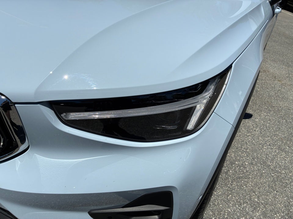 2025 Volvo XC40 B5 Ultra Bright Theme