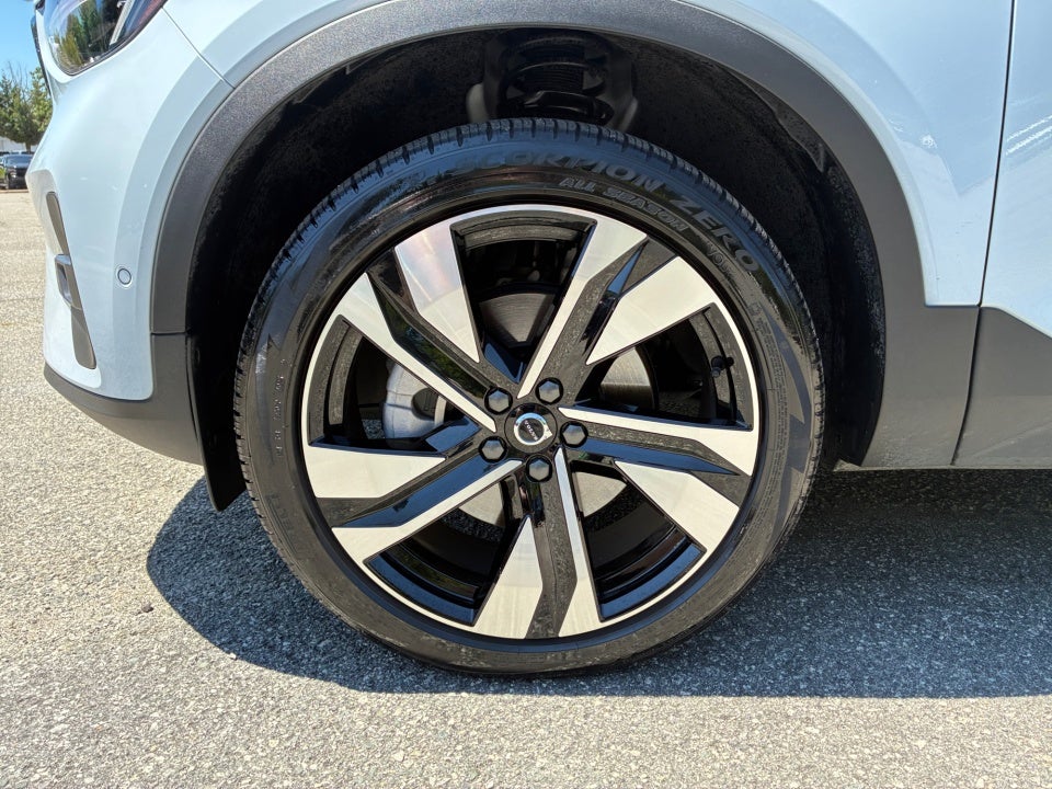 2025 Volvo XC40 B5 Ultra Bright Theme
