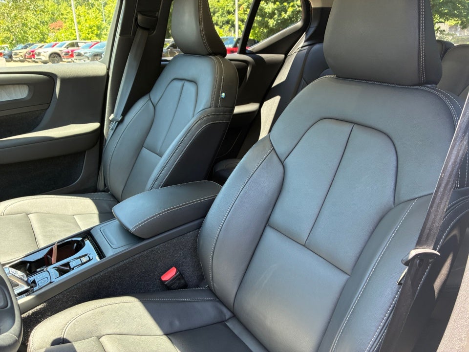 2025 Volvo XC40 B5 Ultra Bright Theme