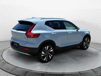2025 Volvo XC40 B5 Ultra Bright Theme