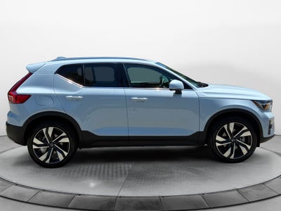 2025 Volvo XC40 B5 Ultra Bright Theme