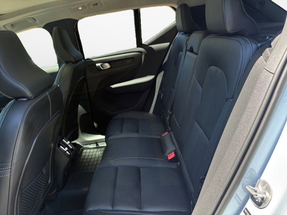 2025 Volvo XC40 Ultra Bright Theme