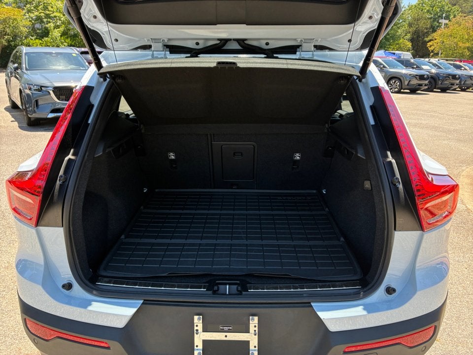 2025 Volvo XC40 Ultra Bright Theme
