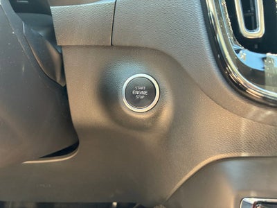 2025 Volvo XC40 Ultra Bright Theme