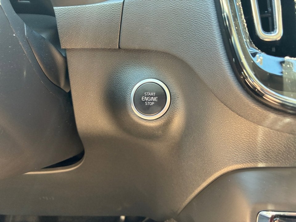 2025 Volvo XC40 Ultra Bright Theme