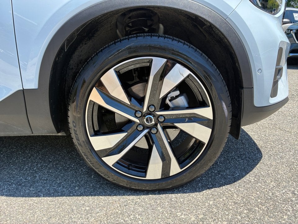 2025 Volvo XC40 Ultra Bright Theme
