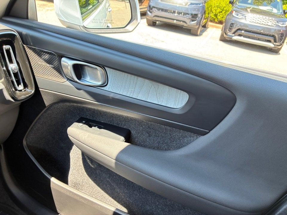 2025 Volvo XC40 Ultra Bright Theme