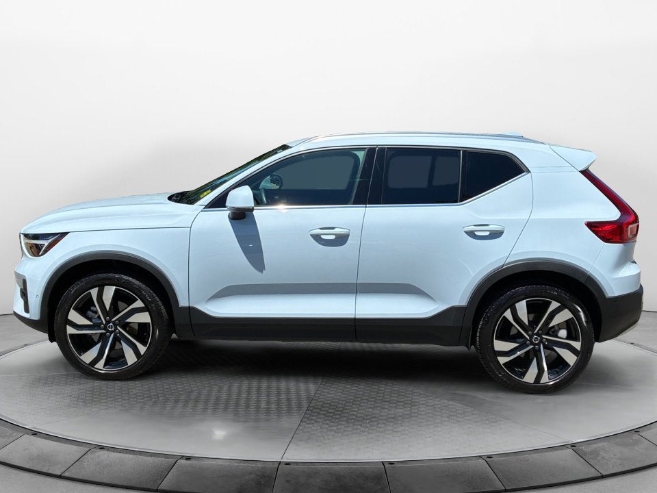 2025 Volvo XC40 Ultra Bright Theme