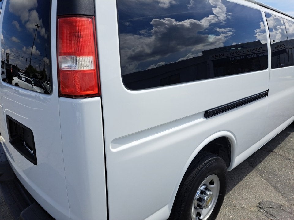 2024 Chevrolet Express Passenger 3500 1LT