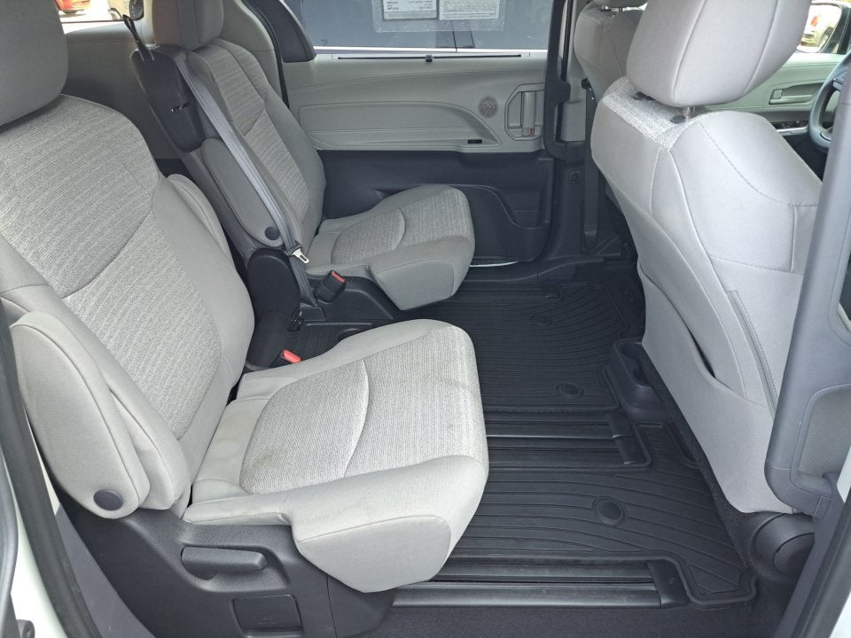 2022 Toyota Sienna LE